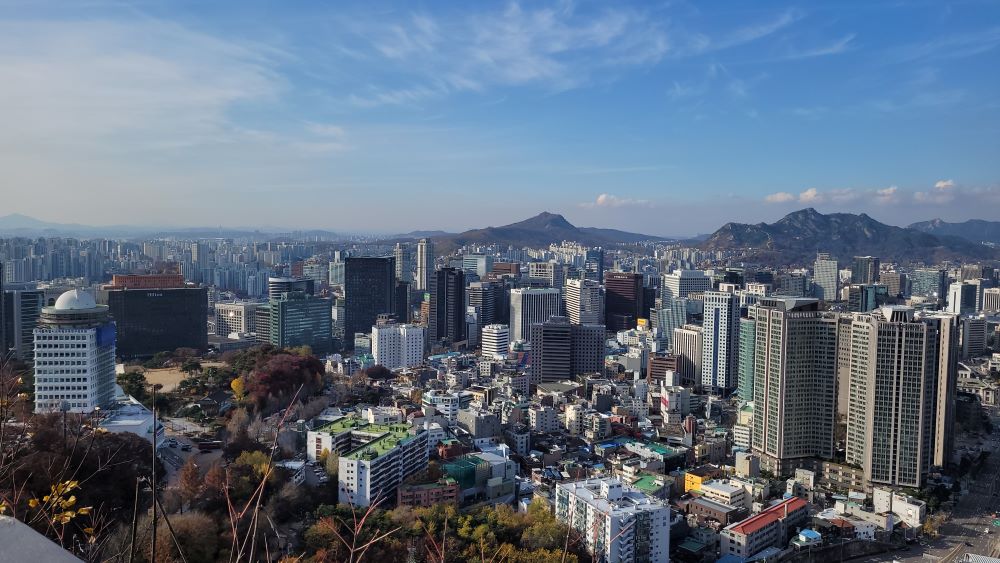 Panorama Seulu, widok na wieżowce, w tle góry