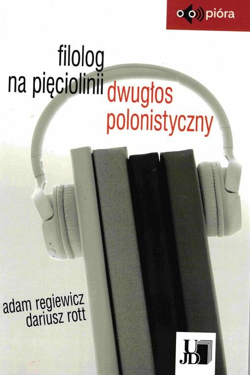 okładka książki Filolog na pięciolinii. Dwugłos polonistyczny przedstawiająca słuchawki nauszne założone na 4 książki