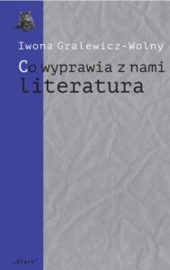 okładka książki iwony gralewicz-wolny co wyprawia z nami literatura w kolorze szaro-niebieskim