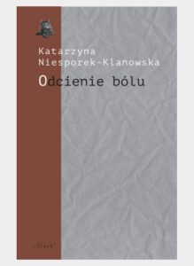 napis odcienie bólu na tle szaro-brązowym
