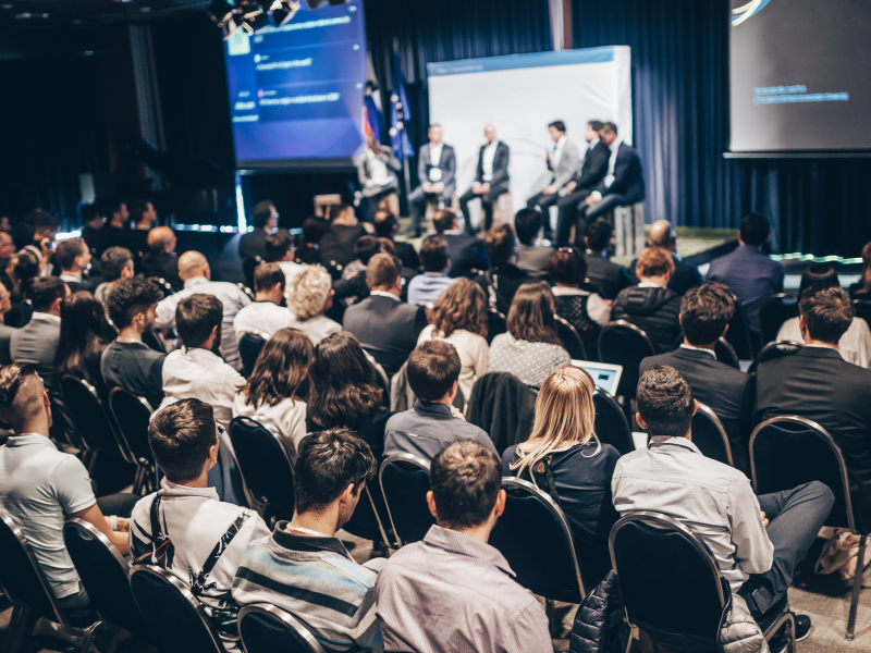 sala konferencyjna zapełniona ludźmi