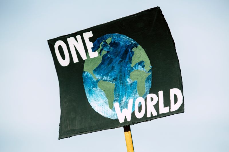 napis one world i grafika Ziemi