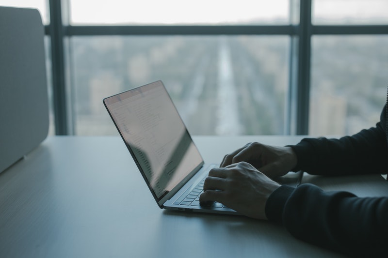 osoba korzystająca z laptopa