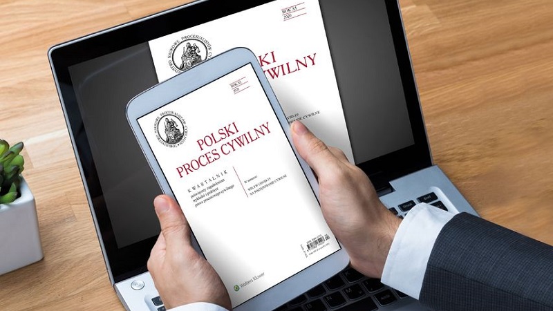 dłonie trzymające tablet, na którym otwarte jest czasopismo Polski Proces Cywilny
