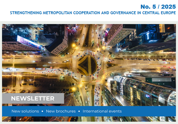 Miasto widziane z lotu ptaka, w centralnym punkcie rondo, wokół wysokie budynki