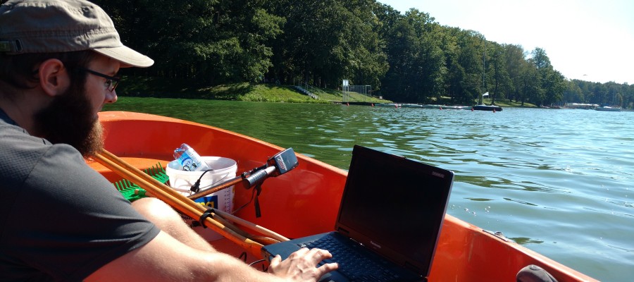 Mężczyzna na łodzi gromadzi dane do analizy