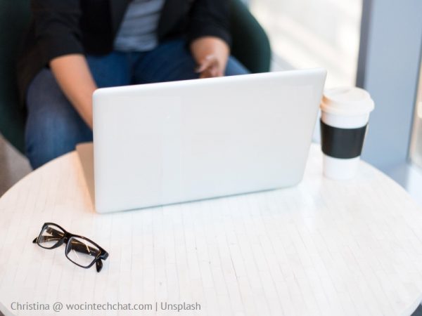 laptop, kawa i okulary na stoliku