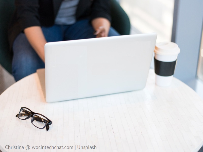 laptop, kawa i okulary na stoliku