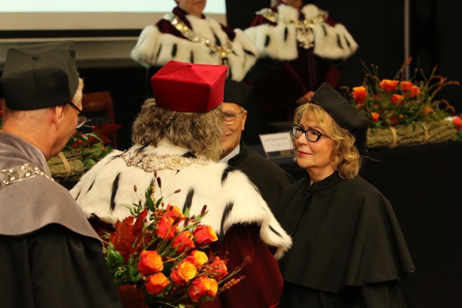 prof. Barbara Kożusznik podczas uroczystości odbiera tytuł Profesor Honorowej UŚ