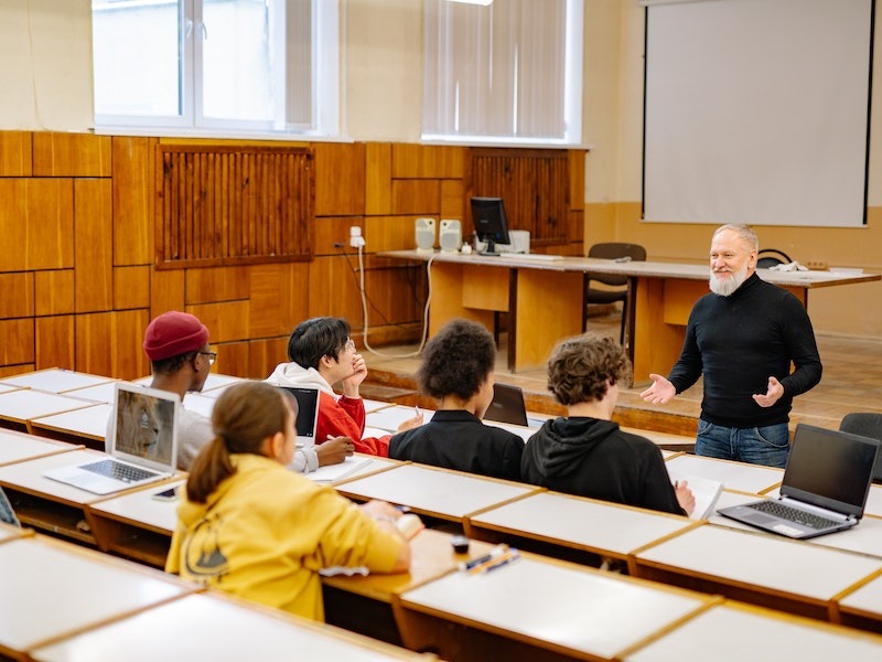 grupa osób w sali wykładowej