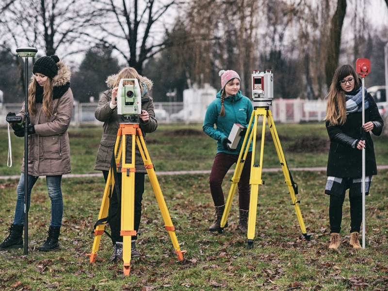 Cztery kobiety obsługujące profesjonalne urządzenia w terenie/Four women operating professional equipment outdoors