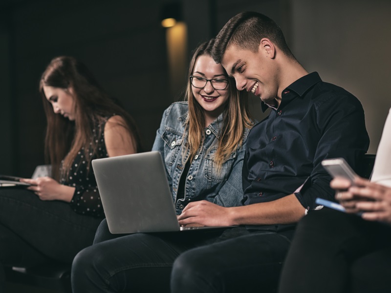 Mężczyzna i kobieta przeglądają strony internetowe na laptopie