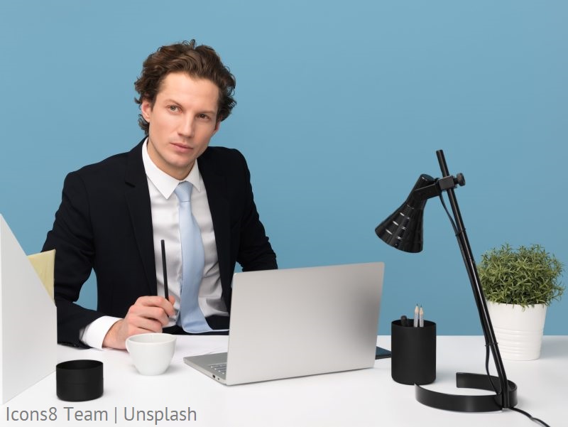 Mężczyzna siedzący przy biurku/Man sitting at a desk