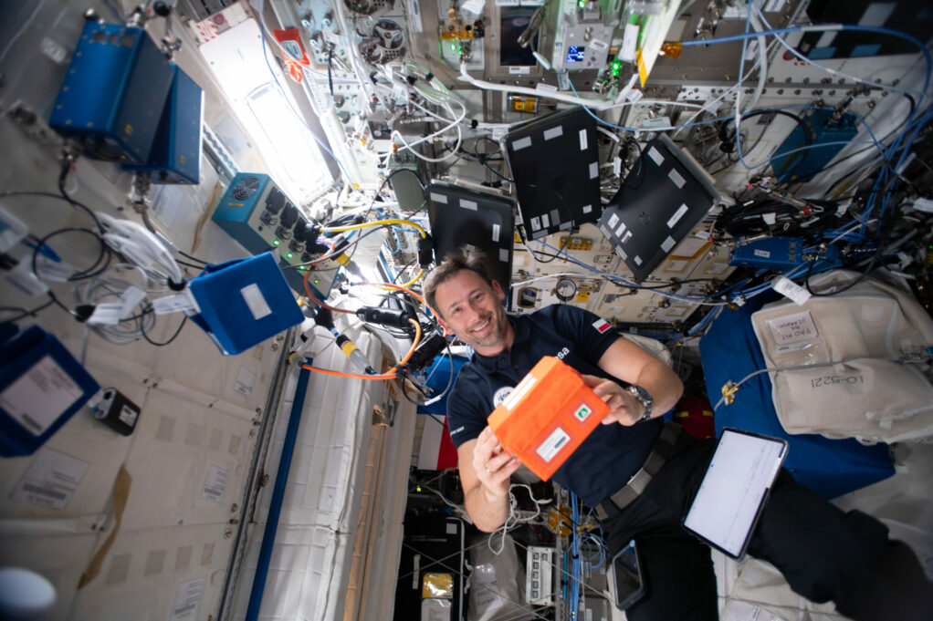 Polski astronauta Sławosz Uznański-Wiśniewski z payloadem eksperymentu Yeast TardigradeGene na Międzynarodowej Stacji Kosmicznej (ISS) podczas misji Axiom Mission 4.
Fot.: Axiom Space/ESA/NASA/POLSA (zdjęcie objęte jest prawami autorskimi ESA)