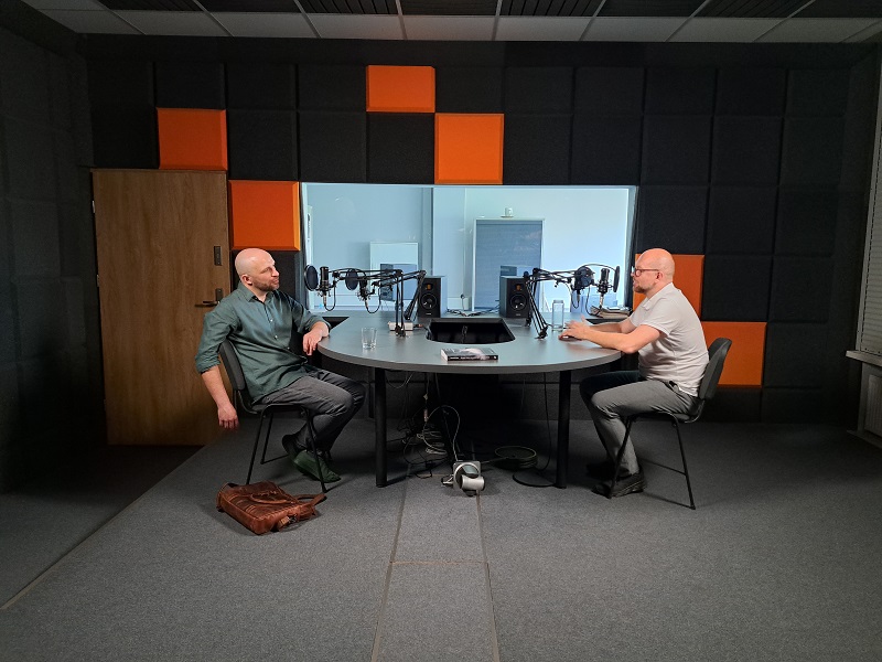 dr Aleksander Kopka i Tomasz Grząślewicz podczas rozmowy w studiu nagraniowym
