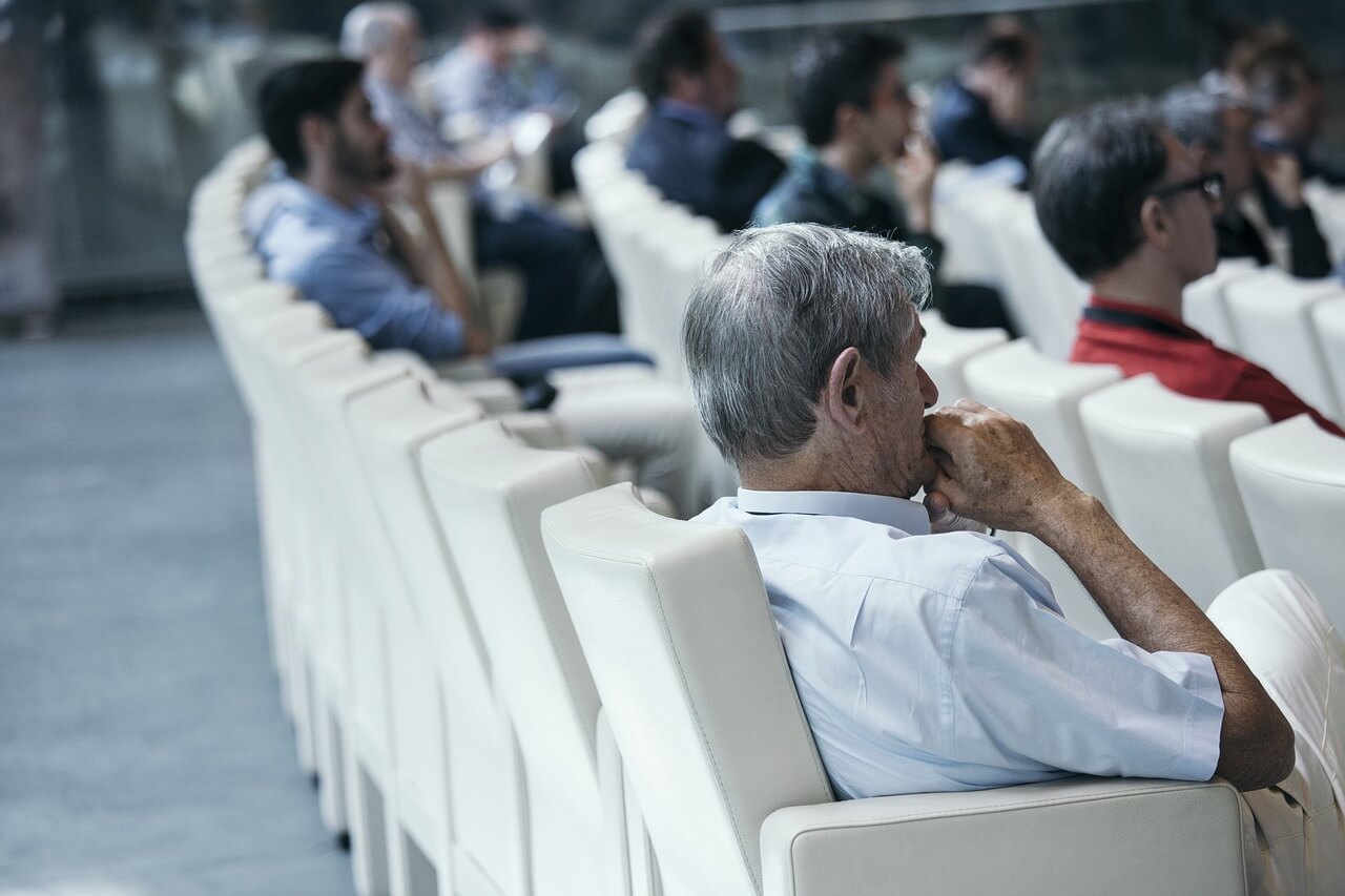 osoby siedzące na widowni podczas konferencji