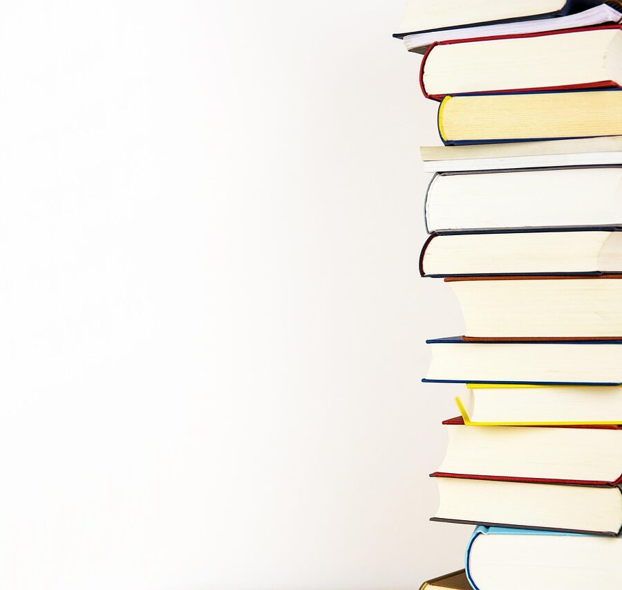 books image 2 Obraz przedstawia stos książek po lewej stronie