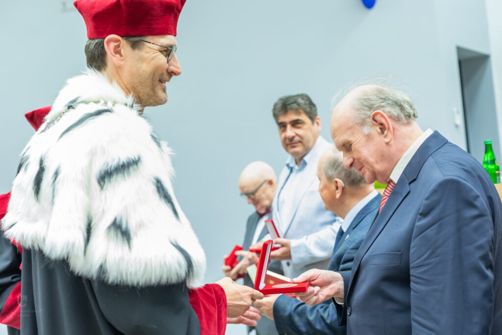 uroczyste-posiedzenie-senatu-z-okazji-81-rocznicy-powstania-uniwersytetu-dzkiego_55294538729_o Rektor Uniwersytetu Łódzkiego wręcza medal dla Prof. Krzysztofa Szota