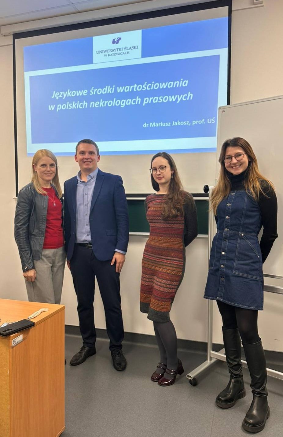 uczestnicy wykładu gościnnego i prof. Mariusz Jakosz