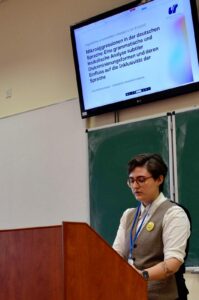 osoba studencka wygłaszająca referat