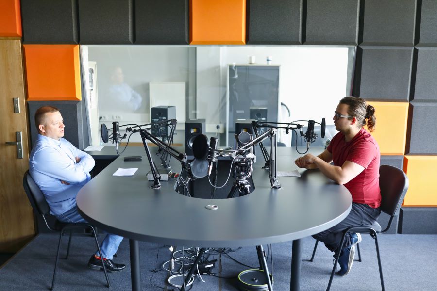 dr Maciej Walczak i Radosław Hojka podczas wywiadu w studiu nagraniowym