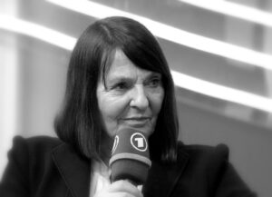 czarno-białe zdjęcie kobiety