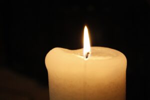 świeca na czarnym tle