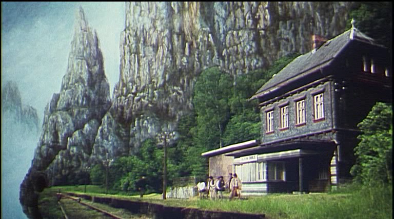 zdjęcie przedstawiające dom na tle gór i lasu