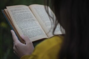 kobieta czytająca książkę