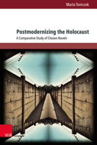 Postmodernizing the Holocaust okładka książki ze zdjęciem nawiązującym do przestrzeni obozu koncentracyjnego