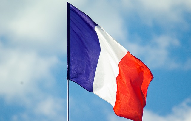flaga Francji na tle nieba