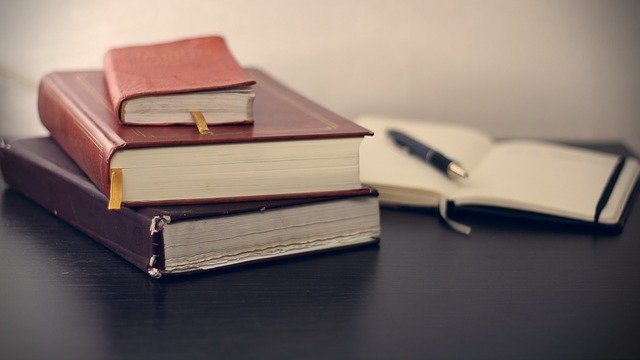trzy książki i notes z dłogopisem