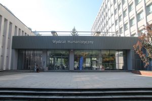 zdjęcie przedstawia wejście do budynku Wydziału Humanistycznego w Katowicach