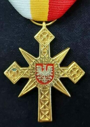 zdjęcie przedstawiające Odznakę Honorową Województwa Małopolskiego – Złoty Krzyż Małopolski