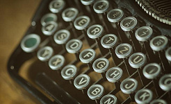 zdjęcie przedstawiające klawiaturę maszyny do pisania underwood