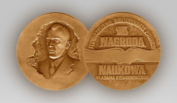 zdjęcie przedstawiające dwie strony medalu - Nagroda Naukowa SBP im. Adama Łysakowskiego