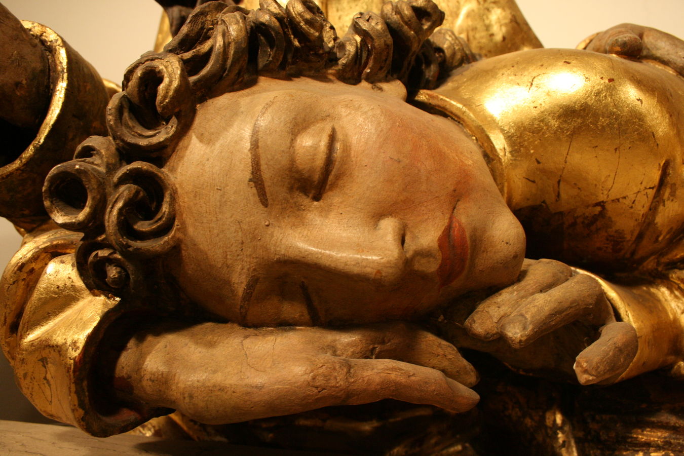 głowa rzeźby śpiącej osoby