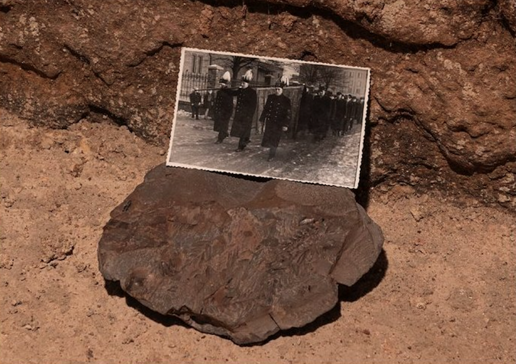 zdjęcie górników ułożone na bryle węgla