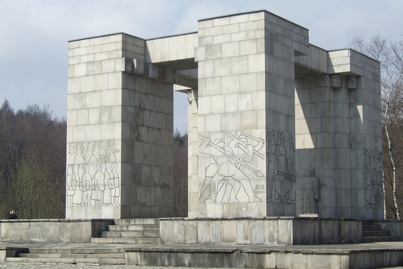 Pomnik-Czynu-Powstańczego-granit-Góra-Świętej-Anny