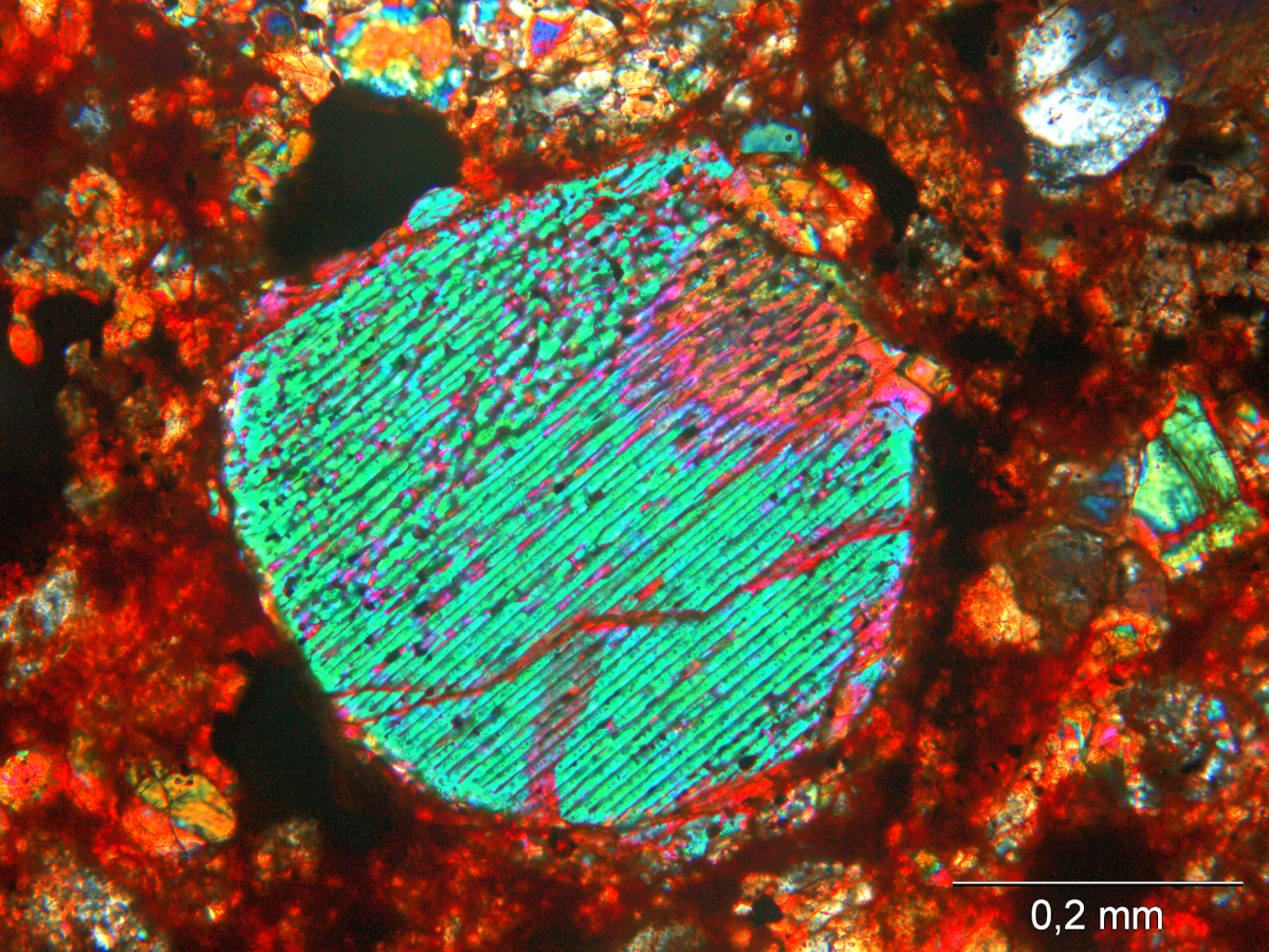 An example of a beam-shaped Ol chondrula from the Kuźnica meteorite. Transmitted light, crossed nicols.