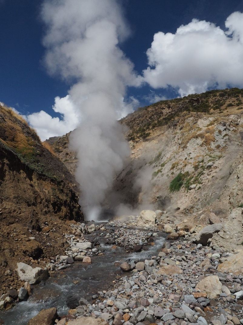 Gejzer Pinchollo na stokach wygasłego wulkanu Hualca-Hualca (fot. A. Tyc)