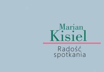 napis marian kisiel radość spotkania na niebieskim tle