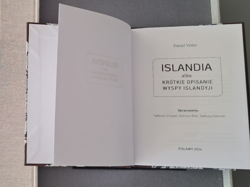 zdjęcie otwartej na pierwszej stronie książki pt. Islandia albo Krótkie opisanie wyspy Islandyji