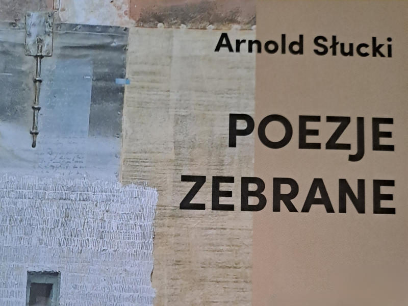 fragment okładki książki „Poezje zebrane” Arnolda Słuckiego