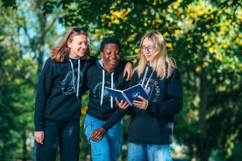 Studenci czytający razem notatki