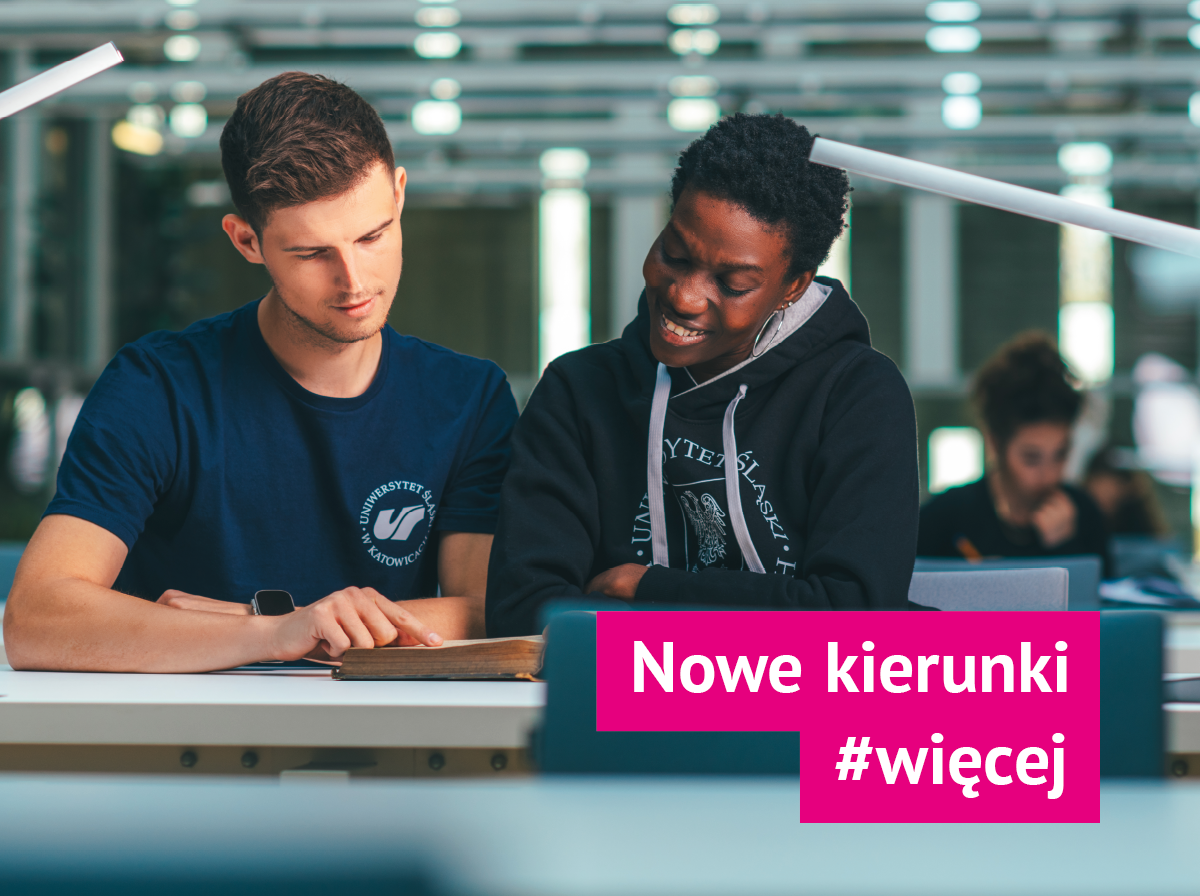 Studenci siedzący przy stole w bibliotece, napis "Nowe kierunki"