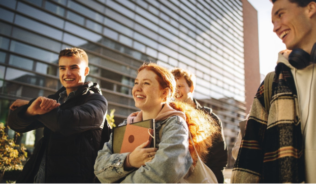 Czworo uśmiechniętych studentów