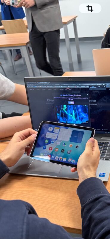 iPad trzymany w dłoniach