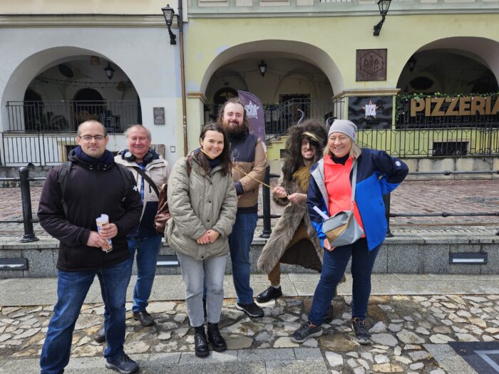 A group taking part in the outdoor game posing for a photo. Jedna z grup biorąca udział w grze terenowej pozująca do zdjęcia.