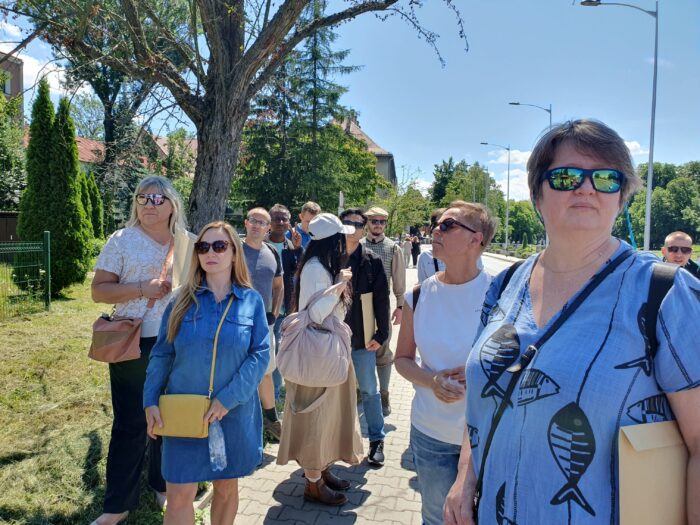 A group of people on the sunny street. Grupa ludzi na słonecznej ulicy.